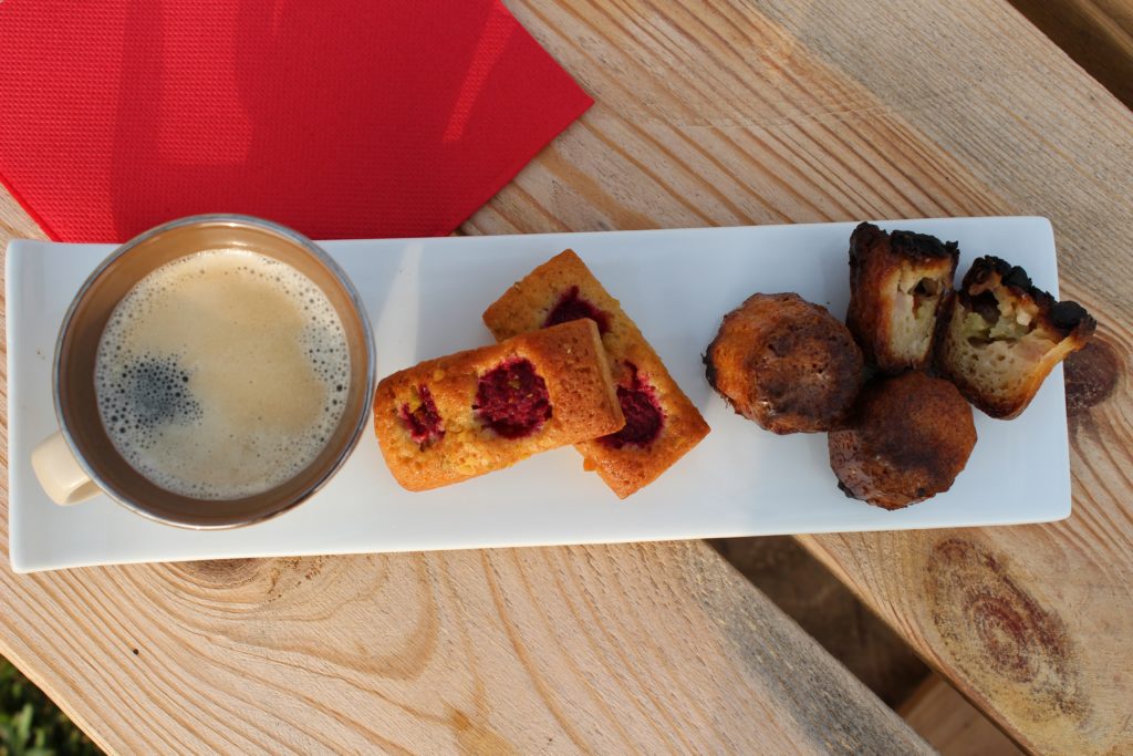 Vous pourrez ainsi réaliser avec vos cannelés à la rhubarbe un délicieux café gourmand !